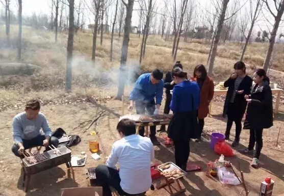 看青山绿水，赏万亩桃花，玩篝火烧烤，相约露营基地